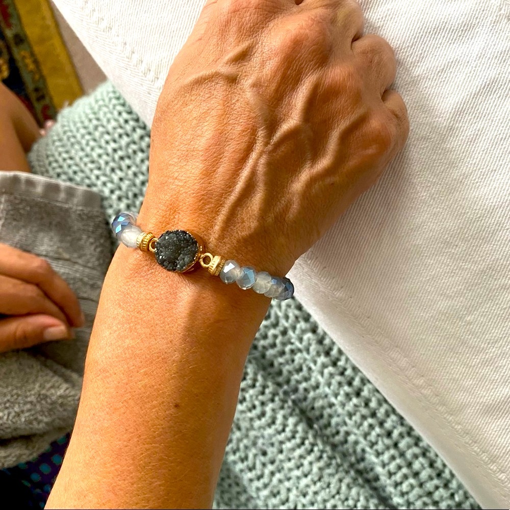 Elastic bracelet with Blue/Gold pieces